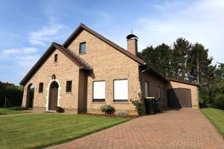 Dit zeer goed onderhouden en mooi gelegen VILLA te Haasrode (Oud-Heverlee) beschikt over 3 slaapkamers. De locatie is top : vlakbij Meerdaalwoud...