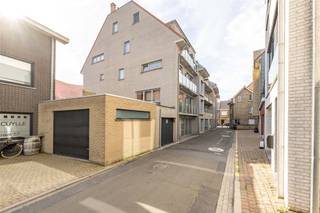 <p><span><strong>KIJKDAG ZA 10/10 | HUURRENDEMENT 3,7% | INSTAPKLAAR EN ENERGIEZUINIG APPARTEMENT MET TERRAS OP TOPLIGGING IN HARTJE TORHOUT</strong></span><br /><span>In hartje Torhout, vinden we dit instapklaar appartement, vlakbij bakker, slager, school, supermarkten, restaurants, openbaar vervoer en met vlotte verbindingen naar onder meer Brugge, Roeselare en de kust, doch met rustige ligging. Met een bewoonbare oppervlakte van 60 m² kan men genieten van een lichtrijke leefruimte met open en keuken, 1 slaapkamer met ensuite badkamer en een zongericht terras. Het appartementsgebouw werd gebouwd in 2007, geniet een lift en is energiezuinig. Met een huurrendement van maar liefst 3,7% is dit de ideale investeringseigendom maar ook als starterseigendom heel interessant. Kijkdag op afspraak zaterdag 10 oktober, mail of bel om jouw afspraak vast te leggen.</span></p><p><span><strong>INDELING:</strong></span><br /><span>We komen binnen in de inkomhal met afzonderlijk toilet. Vanuit de inkom komen we terecht in de ruime en lichtrijke leefruimte met open en volledig geïnstalleerde keuken.</span><br /><span>De leefruimte biedt voldoende plaats voor een zithoek en eetplaats en biedt toegang tot het zongerichte terras.</span><br /><span>Vanuit de leefruimte heeft men rechtstreekse toegang naar de slaapkamer met ensuite badkamer met bad en lavabo met meubel.</span><br /><span>Daarnaast is er tevens een inloopdouche voorzien alsook 2 extra bergingen.</span><br /><span>Het appartement is energiezuinig en geniet elektrische rolluiken. </span><br /><span>Tot slot is er ook de mogelijkheid om een afgesloten garage bij aan te kopen, dit voor 25.000 euro.</span></p><p><span><strong>TROEVEN:</strong></span><br /><span>- Topligging</span><br /><span>- Lift</span><br /><span>- Energiezuinig</span><br /><span>- Terras</span><br /><span>- Huurrendement 3,7%</span><br /><span>- Mogelijkheid tot garage</span></p>