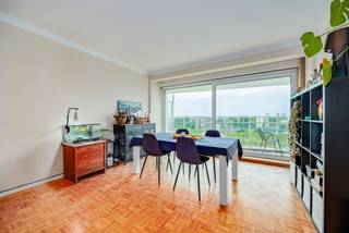 <p><span>Zonnig en verzorgd </span><span>2-slaapkamerappartement</span><span> met </span><span>terras</span><span> en </span><span>autostaanplaats</span><span> in Antwerpen - Linkeroever.! </span></p><p><span> </span></p><p><span>Dit appartement met twee slaapkamers bevindt zich op de </span><span>elfde verdieping </span><span>en geniet van een prachtig panoramisch uitzicht over Antwerpen en Linkeroever. </span></p><p><span>Gelegen in een rustige en groene woonomgeving op Linkeroever, vlak bij het Middenvijverpark en het Galgenweel. Openbaar vervoer, winkels, scholen en de opritten naar de E17 en E34 bevinden zich in de directe omgeving. Dankzij de vlotte verbindingen bereik je zowel het stadscentrum als de belangrijkste invalswegen in een mum van tijd. </span></p><p><span> </span></p><p><span>Indeling :</span></p><p><span> </span></p><p><span>- inkomhal</span></p><p><span>- woonkamer met veel lichtinval</span></p><p><span>- ruime keuken</span></p><p><span>- badkamer met douche</span></p><p><span>- aparte wc</span></p><p><span>- slaapkamer 1</span></p><p><span>- slaapkamer 2</span></p><p><span>- terras</span></p><p><span>- overdekte autostaanplaats</span></p><p><span> </span></p><p><span>Troeven:</span></p><p><span> </span></p><p><span>- prachtig zicht over Antwerpen, de Schelde en de haven.</span></p><p><span>- lift</span></p><p><span>- EPC 154 kWh/m² jaar - label B</span></p><p><span>- ramen in PVC-kader met dubbele beglazing</span></p><p><span>- vernieuwde terras van 2025</span></p><p><span>- autostaanplaats in het aanpalende garagecomplex is inbegrepen</span></p><p><span> </span></p><p><span> </span></p><p><span>Ben jij geïnteresseerd in dit appartement te koop in Antwerpen, ben je op zoek naar ander vastgoed of wens je de waarde van jouw eigendom te kennen? Dan ben je bij BOLT immo aan het juiste adres! Wij helpen jou graag verder.</span></p><p><span> </span></p>