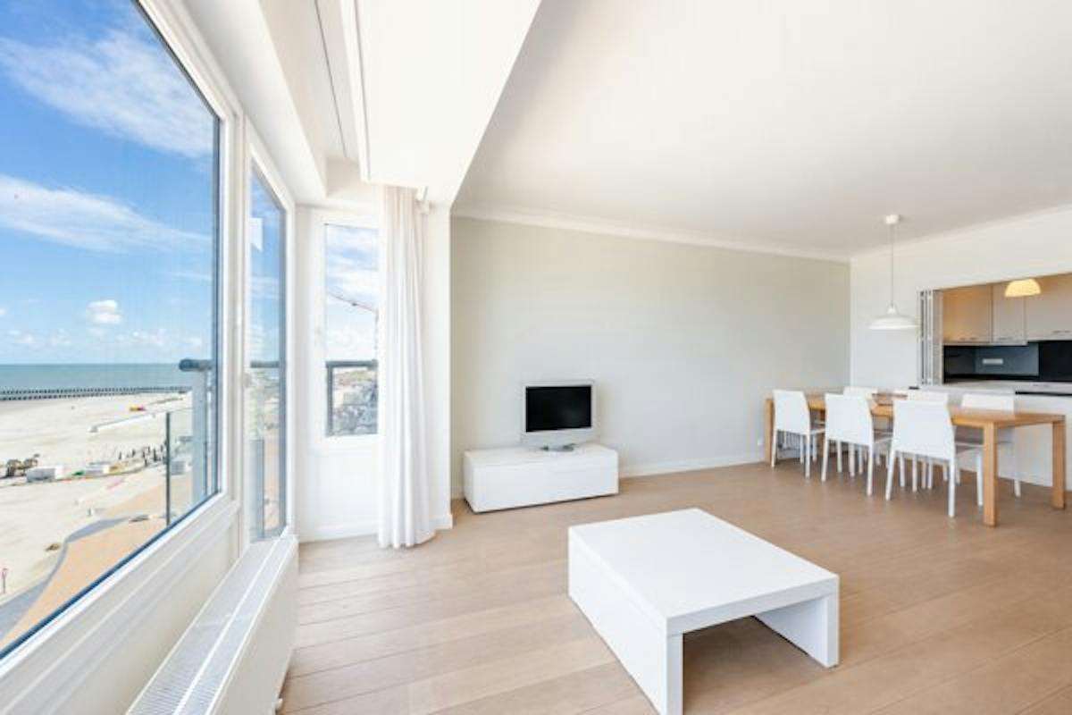 Prachtig gerenoveerd appartement met frontaal zeezicht - foto 4