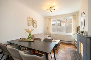 <p>Wonen in een fietsstraat, midden in Antwerpen</p><p>De Van Stralenstraat ligt vlak bij het Centraal Station, de universiteitsbuurt en de Meir. Een plek waar de stad altijd in beweging is, maar waar de straat zelf verrassend rustig blijft. Omdat het een fietsstraat is, gaat het tempo hier net iets anders. Minder haast, meer ruimte voor fietsers en voetgangers. Alles ligt op wandelafstand: winkels, cafés, scholen en openbaar vervoer.</p><p>In dit kleinschalige gebouw bevindt zich een gerenoveerd appartement met een doordachte indeling, een leuke stadskoer en aangenaam veel licht.</p><p>• Gelegen in een fietsstraat in hartje Antwerpen<br />• Vlak bij universiteitsbuurt, Centraal Station en de Meir<br />• Gerenoveerd appartement met frisse afwerking<br />• Lichtrijke leefruimte met open keuken<br />• 2 slaapkamers<br />• Extra ruimte voor dressing of bureau<br />• Zalige stadskoer voor de perfecte apero</p><p>Binnen kom je meteen terecht in de leefruimte, waar het daglicht vrij binnenvalt. Grote ramen zorgen voor een open en aangename sfeer. Een plek waar je makkelijk woont, werkt of vrienden ontvangt.</p><p>De open keuken sluit hier mooi op aan en is praktisch ingericht met voldoende werkruimte en opbergkasten. Alles wat je nodig hebt ligt binnen handbereik. Een keuken waar koken vanzelfsprekend aanvoelt. Achteraan is er een leuke stadstuin, ideaal voor een bqq of apero met vrienden.</p><p>Verder in het appartement vind je twee slaapkamers. De hoofdslaapkamer biedt voldoende ruimte voor een comfortabel bed en kasten. De tweede kamer kan perfect dienen als slaapkamer, bureau of logeerkamer.</p><p>De badkamer is modern afgewerkt en uitgerust met een inloopdouche en een stijlvol wastafelmeubel. Verder is er ook een praktische berging voorzien, handig voor wasmachine, voorraad of alles wat je liever netjes uit het zicht houdt.<br />Een appartement met een slimme indeling op een plek waar Antwerpen zich van zijn levendige kant laat zien, met alles wat je nodig hebt op wandelafstand.</p><p>Ontdek het zelf — plan je bezoek via sinjoor.be.<br /></p>