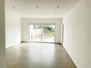 Deze volledig gerenoveerde woning vraagt zeker uw aandacht! De aparte inkom met gastentoilet biedt privacy en gemak voor uw gasten, terwijl de...