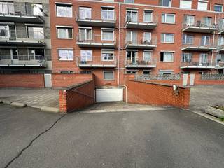 Deze garagebox is te bereiken via de ingang op de Vlinderstraat 33. Via de gemeenschappelijke sectionale poort kan je makkelijk binnenrijden naar...