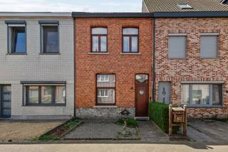 IN OPTIE Rijwoning op 175m² in aangename woonlei in wijk Donk, vlakbij de Villerslei. Inkomhal, woonkamer doorlopend naar ruime leefkeuken,...