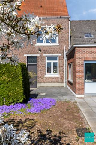 Deze ruime woning met karaktervolle gevel is gelegen in de Heirbaan te Merchtem op een perceel van 14a76ca. Ze biedt niet alleen veel woonruimte,...