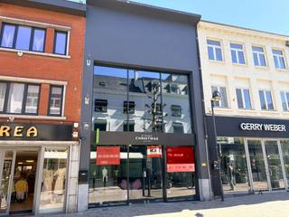 Commercieel pand met maximale visibiliteit en gegarandeerde passage in de absolute hoofdwinkelstraat van Hasselt.Gelegen op nummer 60, op een...