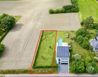 Exclusief Bouwperceel met Panoramisch Uitzicht in Merelbeke<br /><br />DROOMLOCATIE: Exclusief Bouwperceel met Panoramisch Uitzicht in Merelbeke<br /><br />UNIEKE LIGGING AAN DE VLAAMSE ARDENNEN<br /><br />Zoekt u het perfecte canvas voor uw droomwoning? Dit zeldzame bouwperceel in Merelbeke biedt wat weinige locaties kunnen evenaren: absolute rust, adembenemende vergezichten en een strategische ligging.<br /><br />Wat maakt deze locatie bijzonder?<br />• Spectaculair panoramisch uitzicht over de ongerepte Scheldevallei<br />• Rustige, groene omgeving aan de voet van de majestueuze Vlaamse Ardennen<br />• Perfecte bereikbaarheid: slechts 15 minuten rijden tot Gent Zuid, en vlotte verbinding naar Oudenaarde en Waregem<br />• Complete leefomgeving met alle voorzieningen binnen handbereik<br />• Paradijs voor natuurliefhebbers met talrijke wandel- en fietsroutes<br /><br />Bouwmogelijkheden voor uw droomproject:<br />• Open bebouwing in een exclusieve omgeving<br />• Bouwbreedte: 9,85 meter<br />• Bouwdiepte: 15 meter<br />• Flexibele hoogte: 1 bouwlaag op straathoogte + 2 bijkomende bouwlagen<br />• Mogelijkheid om een woning te bouwen van meer dan 380 m² woonoppervlakte<br />• Optimale privacy: bouwlijn start 7 meter achter de rooilijn<br /><br />Percelen met deze kwaliteiten en dit uitzicht zijn uiterst zeldzaam in Merelbeke en omgeving!<br /><br />CREËER UW DROOMHUIS OP DEZE TOPLOCATIE<br /><br />Gedetailleerde bouwvoorschriften beschikbaar op aanvraag.<br /><br />Contacteer Maxime vandaag nog voor een bezichtiging!<br /><br />maximebernaert@hotmail.com<br />0486/11.12.47<br /><br />Geen makelaars aub