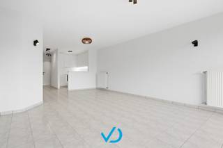 Dit recent gerenoveerde appartement in Residentie Peegie combineert modern wooncomfort met een uitstekende ligging. De Grote Markt, winkels, openbaar vervoer en tal van andere voorzieningen bevinden zich op wandelafstand. Bovendien geniet u van een vlotte bereikbaarheid via diverse belangrijke invalswegen.<br /><br />Het appartement is als volgt ingedeeld: via de inkomhal komt u in de lichtrijke leefruimte met open keuken, die volledig is uitgerust met hedendaagse toestellen. Vanuit de nachthal bereikt u de slaapkamer en de volledig vernieuwde badkamer, voorzien van een moderne douche en wastafel. De slaapkamer biedt bovendien rechtstreeks toegang tot een aangenaam terras, voorzien van een praktische berging. Daarnaast beschikt het appartement over een tweede terras, een aparte berging en een afzonderlijk toilet. Achteraan het gebouw bevindt zich een private garagebox in het afgesloten garagecomplex.<br /><br />Het appartement werd recent gerenoveerd in augustus 2026 en beschikt onder meer over centrale verwarming op aardgas, EPC-label B en een videofoon. Dankzij de centrale ligging, de recente renovatie, de terrassen en de garage is deze eigendom bovendien bijzonder interessant als investering.<br /><br />Op zoek naar een instapklaar appartement met garage op een toplocatie in het centrum van Roeselare? Neem vandaag nog contact met ons op voor een bezoek en ontdek zelf de vele troeven van deze eigendom!