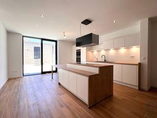TOPPER! RUIM volledig gerenoveerd ENERGIEZUINIG APPARTEMENT met GROOT TERRAS van 65 m2 en 2 SLK. Goedgelegen in het centrum! Mogelijkheid om...
