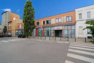 Unique investment opportunity – multifunctional building near Belgica metro Just steps from metro, tram and bus stops, this exceptional 4,000...