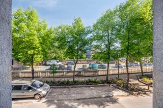 <p>Op zoek naar een gezellige woning met karakter en potentieel? Deze charmante eengezinswoning in de Tiense binnenstad geniet van een prachtig zicht op het water en een uitstekende ligging op wandelafstand van winkels, horeca en openbaar vervoer.</p><p>De woning beschikt over een ruime en lichtrijke woonkamer met open keuken, die rechtstreeks uitgeeft op de zonnige stadstuin – de ideale plek om in alle rust te genieten van het buitenleven.</p><p>Op de eerste verdieping bevinden zich twee ruime slaapkamers. Via een vaste trap bereik je de zolderverdieping, die nog tal van mogelijkheden biedt voor extra slaapkamers, een hobbyruimte of een thuiskantoor.</p><p>Een belangrijke troef is het vernieuwde dak (2024), waardoor al een grote investering achter de rug is. De woning behaalt momenteel een EPC-label D. Met een beperkte investering van ongeveer € 5.000 kan reeds een EPC-label C worden bereikt.</p><p>Benieuwd naar deze woning? Schrijf je dan snel in voor onze kijkdag op <strong>dinsdag 16 juni</strong> via onderstaande knop.</p><p></p>