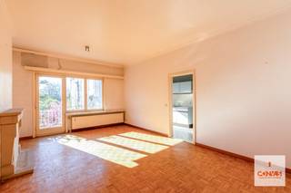 Dit <strong>charmant en lichtrijk appartement</strong> met twee slaapkamers is gelegen in een rustige, groene woonomgeving op korte afstand van zowel het centrum van Sint-Denijs-Westrem als dat van het centrum van Gent. <br /><br />Via de inkomhal kom je in de ruime en lichtrijke leefruimte met een<strong> stijlvolle parketvloer</strong>. Vanuit de woonkamer is er toegang tot het aangenaam en zonnig terras. Daarnaast is er de keuken die bij een renovatie geïntegreerd kan worden in de leefruimte door bijvoorbeeld de tussenmuur weg te halen. Verder zijn er <strong>twee volwaardige slaapkamers</strong>, een gastentoilet, een vestiairekast en een ruime badkamer. In de kelderverdieping is er een private kelderberging. <br /><br />Het appartement is <strong>goed onderhouden</strong> maar kan mits een grondige opfrissing of renovatie opnieuw een pareltje worden die voldoet aan de hedendaagse normen en comfort. Ook een pluspunt naar investering toe: het appartement beschikt over een <strong>conformiteitsattest</strong> voor verhuur. <br /><br />De private afgesloten garagebox dient aangekocht te worden voor €25.000. <br /><br />Interesse in dit goedgelegen, sfeervol en lichtrijk appartement? <strong>Contacteer Gijs</strong> voor een bezoek ter plaatse via <strong>gijs@convas.be</strong> of <strong>0492 84 48 24</strong> (telefonisch of via Whatsapp). 