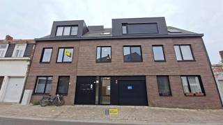 <p><span>PRACHTIG NIEUWBOUW APPARTEMENT MET 1 SLAAPKAMER, ZONNIG TERRAS EN INPANDIGE AUTOSTAANPLAATS! </span></p><p><span> </span></p><p><span>Een rondleiding doorheen het appartement:</span></p><p><span><br />GELIJKVLOERSE VERDIEPING:<br />- Gemeenschappelijke inkomhal <br /><br /></span></p><p><span>KELDER (-1)<br />- Privatieve auto staanplaats </span></p><p><span>- Privatieve kelder berging</span></p><p><span><br />EERSTE VERDIEPING:<br />- Ruime lichtrijke leefruimte met toegang naar terras<br />- Open keuken <br />- Zonnig terras</span></p><p><span>- Hal/Nachthal<br />- 1 slaapkamer (12m</span><span><sup>2</sup></span><span>)</span></p><p><span>- Badkamer voorzien van douche, badkamermeubel en toilet<br />- Berging met aansluiting voor wasmachine en droogkast<br /><br /><br /></span></p>