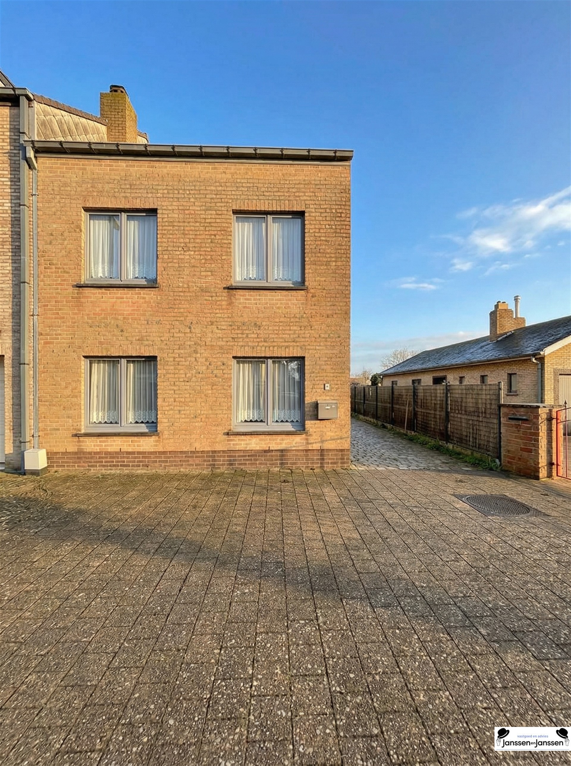 Ruime woning met 3 slaapkamers en aparte garage - foto 2