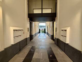 <p>Welkom in Residentie Ramberg! Deze recente luxeresidentie, gebouwd in 2015, bevindt zich langs de Naamsestraat, pal in het centrum van Leuven. Hier ontdek je deze ruime gelijkvloerse studio met een privaat terras dat uitkijkt op de grote gemeenschappelijke tuin. Een heerlijke plek om buiten te genieten, midden in de stad.<br /><br />De studio ligt langs de achterkant van het gebouw en biedt voldoende ruimte voor een gezellige leefruimte met kitchenette en een slaapgedeelte. Daarnaast is er een afzonderlijke badkamer. Het private terras en het groene uitzicht geven deze studio een bijzondere troef: een aangename buitenruimte op een centrale locatie in Leuven. In de inkomhal zijn er bovendien grote ingebouwde kasten aanwezig, dus ook aan opbergplaats geen gebrek.<br /><br />Een ondergrondse parkeerplaats met bijbehorende, ruime berging is optioneel bij aan te kopen.<br /><br />Benieuwd? Contacteer ons voor meer informatie of een bezoek via 0491 52 42 72 of tina@sophimo.be!</p>