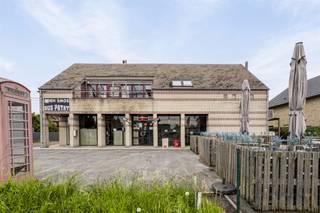 Ruime woning bestaande uit handelsruimte en een appartement te koop op een perceel van 12 a 61 ca.Dit prachtig gebouw met handelsruimte/kantoor met...