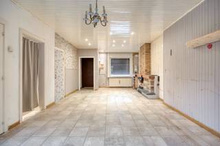 Deze te renoveren woning is gelegen in de Heistraat in Geel, op een uiterst centrale locatie. Dankzij de gunstige ligging bevinden scholen, winkels, openbaar vervoer en horecazaken zich op wandelafstand. Bovendien geniet u hier van een vlotte verbinding naar de omliggende gemeenten.<br /><br />Indeling:<br />U betreedt de woning via de ruime leef- en eetruimte, die tal van mogelijkheden biedt om een aangename en gezellige thuis te creëren. Aansluitend bevindt zich de keuken, waar eveneens ruimte is voorzien voor een ontbijthoek. Vanuit de keuken heeft u toegang tot het overdekte terras, dat uitgerust is met de nodige aansluitingen voor wasmachine en droogkast.<br /><br />Verder beschikt het gelijkvloers over de toegang tot een handige, droge voorraadkelder, een volwaardige slaapkamer en een badkamer ingericht met douche, wastafel en toilet.<br /><br />Op de tussenverdieping bevindt zich een extra kamer die perfect kan dienen als kinderkamer, dressing of bureauruimte.<br /><br />De eerste verdieping omvat nog 2 volwaardige slaapkamers en een ruime zolderberging, ideaal als stockageruimte.<br /><br />Buiten geniet u van een gezellige stadstuin en een aangebouwde schuur, die samen heel wat potentieel bieden. Tot slot is er nog een ruime garage aanwezig, die eveneens toegang verleent tot de tuin.<br /><br />Extra:<br />- Ruime garage<br />- Gezellige stadstuin<br />- Renovatieverplichting voor residentiële gebouwen is van toepassing. Meer info: https://energiesparen.be/renovatieverplichting.<br /><br />Voor meer informatie of een bezoek, neem contact met ons op via info@vastengoed.be of bel naar 014/72 73 74.<br /><br />Wenst u een gratis schatting van uw eigendom? Neem contact met ons op via 014/72 73 74.