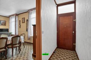 In het charmante Gijverinkhove, een landelijke deelgemeente van Alveringem, vind je deze verrassend ruime woning met loods. Met een...