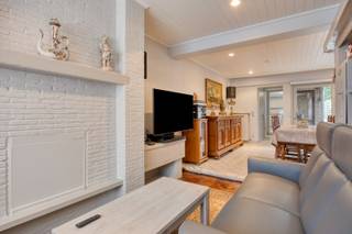 Een uiterst verzorgde woning....<br /><br />We komen binnen in de hal. Bij het betreden van de leefruimte merken we het meteen op. Dit betreft een zeer nette en lichtrijke woning. De living is ingedeeld als een eetkamer en een zithoek met aangrenzend de vernieuwde ruime leefkeuken. Deze is voorzien van alle toestellen, veel kasten en er is plaats genoeg voor een ontbijttafel!<br />Achter de woning is een bijkeuken, nieuwe badkamer met douche en grote wasberging ingericht. <br />De tuin is bereikbaar vanuit de living via een schuifraam of via een buitendeur in de keuken en in de berging. <br />Verder is er op het gelijkvloers nog een gastentoilet.<br /><br />De eerste verdieping beschikt over 3 slaapkamers en een bureelruimte/dressing. Daarnaast is er ook een tweede toilet op dit verdiep.<br />Via een valtrap kunnen we naar de grote zolder. <br />De tuin is zeer mooi aangelegd en volledig omheind.<br /><br />Overal ramen met dubbele beglazing en rolluiken. <br />Er is CV op gas met een condensatieketel.