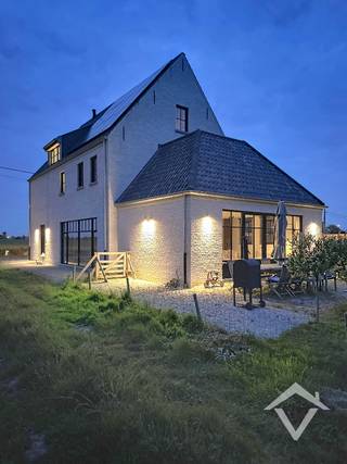 Deze alleenstaande woning is gelegen op een grondoppervlakte van 715 m² in de Mollestraat te Zarren (Kortemark).<br /><br />Deze tot in de puntjes afgewerkte instapklare woning heeft een bewoonbare oppervlakte van 295 m² en bestaat uit: <br /><br />Gelijkvloers: inkomhal - toilet - berging - wasplaats met op maat gemaakte inbouwkasten - bureau - keuken - leefruimte met zicht op het terras en de tuin.<br /><br />Op 1ste verdiep: nachthal - toilet - master bedroom met dressingruimte en badkamer - 2 slaapkamers - badkamer - zolderruimte die kan ingericht worden als hobbykamer.<br /><br />Op 2de verdiep: technische ruimte - slaapkamer met doucheruimte - polyvalente ruimte - toilet.<br /><br />De belangrijkste specificaties van de woning & bouwperceel zijn:<br />- Stijl woning : landelijk;<br />- Type woning : open bebouwing;<br />- Bewoonbare oppervlakte (gelijkvloers & verdieping samen): 295 m²<br />- Oppervlakte perceel : 715 m²<br />- Stijlvolle & ruime woning met vergunning voor een zwembad en bijgebouw<br />- EPC label A (15 zonnepanelen en thuisbatterij)<br />- Kwaliteitsvolle, duurzame & klassevolle materialen;<br /><br />Locatie:<br />- Landelijk gelegen met uitgestrekt landelijk vergezicht.