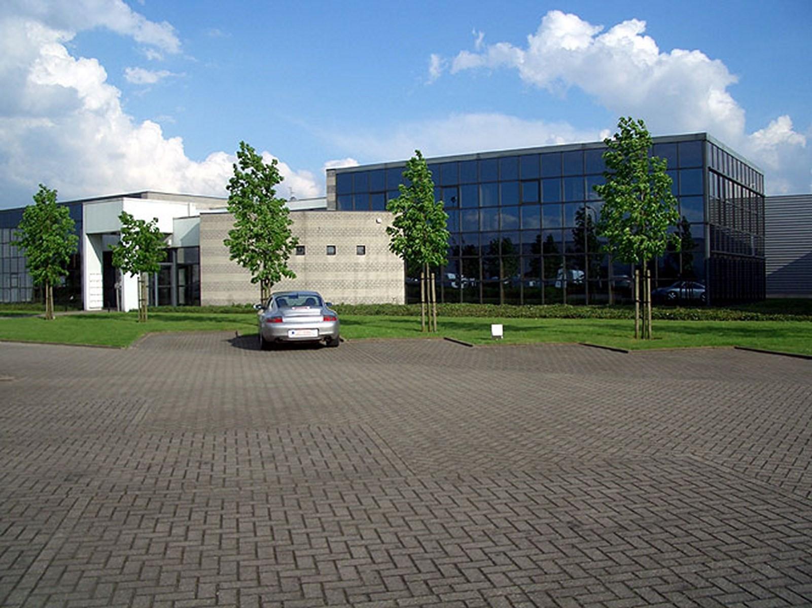 UNIEK REPRESENTATIEF KANTORENCOMPLEX MET KANTOREN VANAF 25M² MET RUIME PARKING, CENTRAAL GELEGEN TE OPGLABBEEK. - foto 3