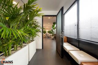 Deze veelzijdige kantoorruimte biedt een functionele indeling en is ideaal voor zelfstandigen, vrije beroepen of kleine teams.Bij het binnenkomen...