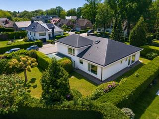 <span><span>Op een gegeerde en centrale locatie in Ekeren bevindt zich deze ruime gezinswoning boordevol mogelijkheden. Dankzij de nabijheid van winkels, scholen, openbaar vervoer, sportclubs en belangrijke invalswegen geniet u hier van een bijzonder praktische en aangename woonomgeving, ideaal voor gezinnen die ruimte en comfort weten te appreciëren. Bij het betreden van de woning komt u terecht in een verzorgde inkomhal met gastentoilet en vestiaire. Aansluitend bevindt zich een aparte bureauruimte, perfect voor thuiswerk of een zelfstandige activiteit. De lichtrijke leefruimte met parketvloer en open haard geniet dankzij de grote raampartijen van een mooie connectie met de tuin. De ruime keuken biedt tal van mogelijkheden en sluit aan op een praktische bijkeuken met rechtstreekse toegang naar buiten. Verder beschikt de woning over een volwaardige slaapkamer en badkamer op het gelijkvloers, wat extra comfort en flexibiliteit biedt voor gezinnen of wie graag gelijkvloers woont. Op de verdieping bevinden zich nog meerdere ruime kamers, waaronder een bijzonder royale slaapkamer die eventueel opgesplitst kan worden in twee afzonderlijke kamers. Daarnaast is er een aparte dressing, een tweede badkamer en een afzonderlijk toilet aanwezig. De ruime zolderverdieping biedt bijkomende mogelijkheden en kan perfect dienst doen als extra bergruimte of verder ingericht worden volgens eigen wensen en noden. Buiten geniet u van een aangename, onderhoudsvriendelijke tuin met noordoostelijke oriëntatie en een praktisch tuinhuis. Een ideale plek om in alle rust te ontspannen of om kinderen veilig te laten spelen. Deze woning vormt de perfecte basis voor wie op zoek is naar een ruime gezinswoning met karakter, veel potentieel en een uitstekende ligging in Ekeren. Mits een hedendaagse opfrissing kan hier een echte droomwoning worden gecreëerd.<br /><br /></span></span>
<div>
<div>
<div>
<div>
<p>Met een energiescore van 488 kWh/m² (label E) biedt deze woning een mooie opportuniteit voor een energetische renovatie. Door te investeren in isolatie, moderne technieken en duurzame ingrepen verhoogt u niet alleen het wooncomfort, maar creëert u ook een belangrijke meerwaarde voor de toekomst. Bovendien komen dergelijke werken mogelijk in aanmerking voor interessante premies, en kan er onder bepaalde voorwaarden een gunstiger tarief gelden bij de aankooprechten.</p>
</div>
</div>
</div>
</div>
<div>
<div>
<div></div>
</div>
</div>