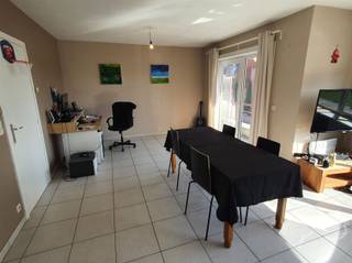 <p><span>Instapklaar appartement met garage te huur in Kuurne</span></p><p><span>Op zoek naar een ruim en centraal gelegen appartement in Kuurne? Dan is dit instapklare appartement zeker een bezoek waard!</span></p><p><span>Het appartement omvat een inkomhal met gastentoilet, een ruime en lichtrijke leefruimte, een volledig uitgeruste keuken met alle toestellen, twee ruime slaapkamers, een badkamer en een aangenaam terras waar u kunt genieten van de buitenlucht.</span></p><p><span>Als extra troef beschikt het appartement over een ruime garage, wat zorgt voor extra comfort en bergruimte.</span></p><p><span>Centrale ligging in Kuurne<br />2 ruime slaapkamers<br />Volledig uitgeruste keuken<br />Terras<br />Ruime garage inbegrepen<br />Instapklaar</span></p><p><span>Huurprijs: 770/maand inclusief syndicuskosten</span></p><p><span>Interesse? Neem vandaag nog contact op voor meer informatie of een bezoek ter plaatse</span></p>