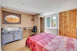 <p>Voor meer info of een bezoek, bel 054 69 39 39 - Prachtig instapklaar en gerenoveerd triplexappartement (verdiepingen 1, 2 en 3) met maar liefst <strong>vijf slaapkamers</strong>, ideaal als <strong>ruime gezinswoning, opbrengsteigendom (Airbnb) of cohousingproject</strong>. Het pand heeft een bewezen rendement van €2.200 per maand. De gemeenschappelijke inkomhal bevindt zich op het gelijkvloers. Op de eerste verdieping vinden we een overloop, <strong>leefruimte met open keuken</strong> en toegang tot het terras, twee slaapkamers met privatief sanitair, een apart toilet, doucheruimte en een trappenhal. Indien gewenst kunnen hier twee kamers worden samengevoegd tot een extra leefruimte van 33 m², waardoor men nog steeds over drie slaapkamers beschikt. Op de tweede verdieping bevinden zich een overloop, een doucheruimte, een apart toilet en twee bemeubelde kamers met elk privatief sanitair. Op de derde verdieping is er een overloop en een extra slaapkamer, eveneens met eigen sanitair. Het appartement geniet van tal van voordelen: <strong>geen syndicus, geen lift en dus geen maandelijkse kosten.</strong> Er is de mogelijkheid tot overname van een deel van het meubilair. <strong>Vernieuwd en geïsoleerd dak</strong> - Verwarming via condenserende gaswandketels - <strong>Zonnepanelen </strong>- Conform elektriciteitsattest - Gunstig EPC.</p>
<ul>
<li>
<p>Let wel: het pand is niet volledig asbestvrij door de aanwezigheid van gevelleien in asbest aan de achterzijde.</p>
</li>
</ul>