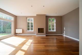 <p><span>Welkom in deze prachtige ruimtelijke villa in Wilrijk!</span></p><p><span> </span></p><p><span> Dit indrukwekkende gezinshuis omvat ca 500m² bew.opp. op een perceel van 723m² met een zonnige oriëntatie. Het huis beschikt over 4 comfortabele slk en 2 moderne bdk, wat het ideaal maakt voor grote gezinnen of voor wie extra ruimte wenst. Op de hoogste verdieping treffen we nog een extra ruime van ca 100 m² waar U verscheidene mogelijkheden mee hebt. Extra slaapkamers bvb....</span></p><p><span> </span></p><p><span>De villa kenmerkt zich door een zeer uitgebreide en lichte woonruimte + extra bureauruimte aan de voorzijde met houten vloeren die elegantie en warmte uitstralen. De open plattegrond nodigt uit tot aangename samenzijn, terwijl grote ramen overal natuurlijk daglicht binnenlaten. </span></p><p><span> </span></p><p><span>De modern ingerichte keuken beschikt over een praktisch eiland en is volledig uitgerust met kwalitatieve apparatuur. Beide bdk zijn met aandacht ontworpen en bieden alle comfort die u wenst, inclusief een inloopdouche en luxe afwerkingen.</span></p><p><span> </span></p><p><span>Een opmerkelijk kenmerk is de prachtige trap met houten afwerking die beide verdiepingen verbindt, wat bijdraagt aan de sfeer van klasse en vakmanschap. </span></p><p><span> </span></p><p><span>Buiten geniet u van een ruime tuin + mooie terrassen met veel privacy door de groene omheining. </span></p><p><span> Een praktische garage met extra staanplaatsen completeert dit aanbod, wat zorgt voor tal van parkeerruimte. </span></p><p><span> </span></p><p><span>Met deze woning beschikt u over een modern, uitstekend onderhouden gezinshuis op een mooie locatie in Wilrijk, waar comfort en ruimte samenkomen. </span></p><p><span>De woning werd in 2012 ontworpen en vertoeft nog steeds in een onberispelijke & instapklare toestand.</span></p><p><span> Onmiddellijk beschikbaar!</span></p>