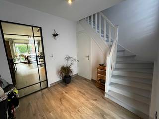 Energiezuinige, instapklare woning (EPC A) op toplocatie in Kessel-Lo<br /><br />Deze instapklare woning werd gebouwd in 1994 en werd de voorbije jaren grondig vernieuwd. Dankzij 9 zonnepanelen (2023), een gloednieuwe gasketel (2022), centrale verwarming op domotica (2022), hoogrendementsglas (vernieuwd tussen 2017-2025) en een volledig geïsoleerde zolderruimte (2024), scoort de woning een EPC A-label. <br />Het huis is fantastisch gelegen in een rustige woonwijk, zonder doorgaand verkeer. Parkeerplaats is nooit een probleem, want naast de inpandige garage is er ook een dubbele autostaanplaats voor de deur. Extra troeven: Het Provinciaal Domein, de E314-oprit, de bushalte, het treinstation en centrum van Leuven en scholen en supermarkten zijn vlakbij.<br /><br />Vanuit de inkomhal met gastentoilet betreed je de verrassend ruime en lichtrijke woonkamer. De woonkamer vormt samen met de open keuken het hart van het huis en kijkt uit op een onderhoudsvriendelijke, zuidgerichte tuin met terras en plantenbak. Naast de keuken vind je een praktische bergruimte - met voorraadkast en aansluitingen voor wasmachine en droogkast - en een ruime, inpandige garage. <br />De bovenverdieping telt maar liefst 4 ruime, volwaardige slaapkamers en een eigentijdse badkamer met dubbele wastafel, douche en ligbad. Tot slot geeft het zolderluik met vaste trapladder toegang tot een zolderruimte van bijna 30 m² die in 2024 volledig geïsoleerd werd en werd voorzien van elektriciteit en een Velux-raam – handig als extra stockageruimte of zelfs om een bijkomende slaapkamer of hobbyruimte in te richten.<br /><br />Heb je interesse om deze unieke woning in Kessel-Lo te bezichtigen? Neem dan gerust contact op via huisfazantenlaan@gmail.com.