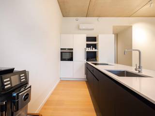 <p>Gelegen op 'Het Zuid': kantoorruimte in een modern en duurzaam gebouw, op de eerste verdieping van 161 m² met hoge plafonds, kwalitatieve afwerking en een ruim overdekt terras.<br /><br />De ruimte omvat één grote polyvalente zaal, uitgerust met airco, met mogelijkheid om extra kantoorwanden te plaatsen, een volledig geïnstalleerde open keuken, twee afzonderlijke kantoorruimtes met directe toegang tot het terras en twee badkamers met toilet en douche. Daarnaast is er optioneel gebruik van een extra vergader- of seminarieruimte in het gebouw op basis van een tarievenlijst. De gemeenschappelijke tuin van 141 m² is toegankelijk voor mede-gebruik. Gedeeld gebruik van het onthaal op het gelijkvloers, met de mogelijkheid om een eigen onthaalbediende in te zetten, beroep te doen op de huidige onthaalmedewerkers, of een aparte balie te voorzien.<br /><br />Andere: vloerverwarming, domoticasysteem, werk-woon inrichting mogelijk. De maandelijkse kosten bedragen €220. Individuele kosten te betalen door huurder met abonnementen op naam van de verhuurder. Mogelijkheid tot huren parkeerplaats aan €175/maand. All-in pakket met BTW mogelijk. <br /><br />Het gelijkvloers huisvest een internationaal advocatenkantoor; voorkeur gaat uit naar advocaten, accountants, consultants of notarissen. Op korte afstand van het Justitiepaleis. Zeer goed bereikbaar via Ring en Singel, met voldoende parkeermogelijkheden en nabij openbaar vervoer.<br /><br />Voor meer informatie: +32 (0) 3 647 30 72.</p>