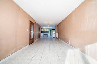 Maison 3 chambres avec entrepôt de 70 m² et accès latéral.Maison offrant 183 m² habitables avec de beaux volumes et un fort potentiel d’aménagement,...