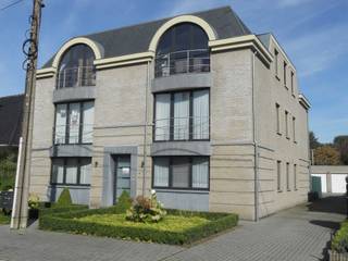 Prachtig appartement op 1ste verdieping nabij centrum. Door de halfopen bebouwing geniet dit appartement van veel licht. Living met balkon aan...