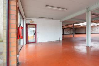 <h1>Ruim handelspand met magazijn van 700 m² te huur op zichtbare locatie langs de Bredabaan</h1>
<p>Bent u op zoek naar een ruime commerciële locatie met magazijn op een goed bereikbare ligging? Dan biedt dit gelijkvloerse handelspand met magazijn aan de Bredabaan 203 in Wuustwezel interessante mogelijkheden voor diverse activiteiten.</p>
<p>Het pand beschikt over een winkel- of showroomruimte van circa <strong>90 m²</strong> aan de straatzijde, gecombineerd met een ruim <strong>magazijn van circa 610 m²</strong>. Deze combinatie maakt het pand uitermate geschikt voor ondernemingen die nood hebben aan een commerciële ruimte met opslag, distributie of werkplaats op dezelfde locatie.</p>
<p>Dankzij de ligging langs de Bredabaan geniet uw onderneming van een uitstekende zichtbaarheid en een vlotte bereikbaarheid voor klanten, leveranciers en medewerkers. Achteraan het gebouw zijn laad- en losmogelijkheden voorzien, wat de dagelijkse logistieke werking aanzienlijk vergemakkelijkt.</p>
<p>Verder beschikt het pand over aansluitingen voor water en afvoerleidingen, waardoor de installatie van een kitchenette eenvoudig mogelijk is. Voor klanten en personeel is er voldoende parkeergelegenheid aanwezig.</p>
<h3>Indeling</h3>
<ul>
<li>Winkel- of showroomruimte: ca. 90 m²</li>
<li>Magazijnruimte: ca. 610 m²</li>
<li>Laad- en loszone achteraan</li>
<li>Mogelijkheid tot inrichting van kitchenette</li>
<li>Voldoende parkeergelegenheid</li>
</ul>
<h3>Troeven</h3>
<ul>
<li>Totale oppervlakte van ca. 700 m²</li>
<li>Combinatie van handelsruimte en magazijn</li>
<li>Uitstekende zichtbaarheid langs de Bredabaan</li>
<li>Vlotte bereikbaarheid</li>
<li>Laad- en losmogelijkheden achteraan</li>
<li>Ruime parkeervoorzieningen</li>
<li>Onmiddellijk beschikbaar</li>
<li>Geen gemeenschappelijke kosten</li>
</ul>
<h3>Ligging</h3>
<p>Gelegen langs de Bredabaan in Wuustwezel, een belangrijke commerciële verbindingsweg met een goede aansluiting richting Brasschaat, Brecht, Hoogstraten en Nederland. De locatie combineert bereikbaarheid, zichtbaarheid en praktische toegankelijkheid voor zowel klanten als leveranciers.</p>
<p><strong>Huurprijs: € 2.400 per maand</strong></p>
<p>Bel voor een afspraak 03 240 11 99 of mail wuustwezel@immopoint.be</p>