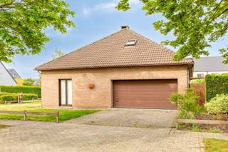 EERSTE KIJKDAG OP ZATERDAG 16 MEI. Meer info, plannen en documenten: www.bellesvastgoed.be/te-koop/boechout-kievitstraat-21<br /><br />Deze vrijstaande woning met 2/3 slaapkamers en een dubbele garage is gelegen in de gezellige en rustige Vogeltjeswijk in Boechout. In de nabije omgeving vindt u winkels, horecazaken, scholen, openbaar vervoer (trein, tram en bus) en belangrijke invalswegen. De ruime zolder (3e slpk) biedt tal van uitbreidingsmogelijkheden en is reeds bereikbaar via een vaste trap.<br /><br />Via de inkomhal betreedt u de woning. De leefruimte is ruim en beschikt over grote raampartijen die zorgen voor een overvloed aan natuurlijk licht en een mooi zicht op de tuin. De houthaard geeft extra gezelligheid tijdens de wintermaanden. Ook de keuken met veranda bieden uitzicht op de groene tuin. De keuken is uitgerust met de nodige ingebouwde toestellen, waaronder een oven, vaatwasser, koelkast en keramische kookplaat. Aansluitend bevindt zich een praktische berging met aansluiting voor wasmachine en droogkast.<br /><br />De onderhoudsvriendelijke, groene tuin vormt een oase van rust en beschikt over een overdekt terras en praktische tuinberging. <br /><br />De woning beschikt over twee volwaardige slaapkamers (ca. 18m² en 10m²). De badkamer is ingericht met een ligbad en lavabo met ingebouwd meubel. Daarnaast is er een apart toilet aanwezig. De dubbele garage biedt plaats aan twee wagens en geeft tevens toegang tot de zolder. Op de oprit is bovendien plaats voor twee extra wagens. De woning is volledig voorzien van een kruipruimte.<br /><br />Momenteel is de woning verhuurd maar zal beschikbaar zijn vanaf 1 juli 2026. <br /><br />Tot binnenkort!
