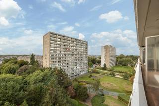 <p> </p><p>Algemeen:</p><p>Gezellig en zonnig appartement met 3 slaapkamers en terras gelegen op een achtste verdieping in een residentieel gebouw met een panoramisch uitzicht op de stad!</p><p>Het appartement is zeer netjes onderhouden. Er is collectieve centrale verwarming op gas aanwezig. Een EPC-score van slechts 217 kWh/m²/jaar is mooi meegenomen.</p><p>Prachtig gelegen bij winkels, scholen en openbaar vervoer. AANRADER!</p><p>OMGEVING:</p><p>Ter Heydelaan, Gallifortlei, Kerkeveldlaan</p><p>Indeling Appartement:</p><p>Via lift of trap komen we in een ruime hal met vele ingemaakte kasten. Aan de inkomhal is er een aparte gastentoilet aanwezig.</p><p>De mooie living die tevens voorzien is met parket heeft toegang tot een aangename terras.</p><p>De keuken is functioneel en volledig ingericht met toestellen. Verder vinden we dan 3 slaapkamers en badkamer. Deze is voorzien van douche, lavabo in meubel, ingemaakte kast en douche.</p><p>Een kelder (nr 62) is inbegrepen in de prijs.</p><p>Algemene informatie:</p><p>Ruimtelijke ordening: Gvkr, stedenbouwkundige inlichtingen in aanvraag</p><p>P-score: A</p><p>G-score: A</p><p>Algemene onkosten: 289,80 € per maand (water, cv, gang, lift, onderhoud, syndicus, blokpolis, reservefonds....)</p><p>Algemene toestand:</p><p>Dak vernieuwd en geïsoleerd in 2016, parket in heel mooie staat, airco in de living</p><p>Interesse?</p><p>Zoekt u een leuk appartement op een uitstekende locatie? Wees er dan snel bij! Neem contact op met Altro-vastgoed op het nummer 03/459.89.59</p><p> </p><p> </p>