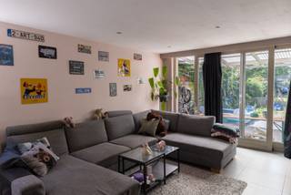 Instapklare gezinswoning met ruime tuin op een centrale ligging<br /><br /><br />Bij het betreden van de woning komt u terecht in een volledig geïnstalleerde keuken die voorzien is van een gasvuur, oven en koelkast. Daarna komt u in een ruime en lichtrijke living, ideaal om gezellig te ontspannen of gasten te ontvangen.<br /><br />De woning beschikt over drie volwaardige slaapkamers en een comfortabele badkamer met een ligbad, inloopdouche en toilet.<br /><br />Buiten geniet u van een ruime tuin, perfect voor kinderen, tuinliefhebbers of gezellige zomeravonden. Het overdekte terras maakt het mogelijk om in elk seizoen van het buitenleven te genieten. Daarnaast biedt het handige zijgangetje een vlotte toegang tot de tuin, ideaal voor fietsen, afvalcontainers of tuinmateriaal.<br /><br />De woning is centraal gelegen, op wandel- of korte afstand van winkels, bakkers en andere dagelijkse voorzieningen.<br /><br />Kortom, een ruime en verzorgde woning die comfort, praktische indeling en een uitstekende ligging perfect weet te combineren.