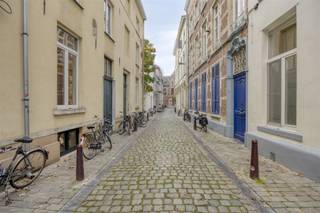 <p><span>Wij zijn vereerd deze laatgotische herenwoning, gelegen in een van de oudste en gezelligste straatje van het historisch centrum van Leuven, te koop aan te bieden. Dit karaktervol eigendom, daterend uit de 16</span><span><sup>de</sup></span><span> eeuw, bestaat uit 2 vergunde entiteiten. Gelegen op een mooi perceel van 239 m² en met een nuttige bewoonbare oppervlakte van maar liefst 339 m², omvat dit historisch pand op het gelijkvloers een royale inkomhal met traphal, een polyvalente ruimte, ideaal te benutten als bureau, een gastentoilet, een lichtrijke living met eetplaats en een keuken. Vanuit de living is er tevens een binnentrap die leidt tot een slaapkamer met en suite badkamer. Verder beschikt de eerste verdieping over een appartement voorzien van een inkomhal, living met open ingerichte keuken en een douchekamer. De slaapkamer van dit appartement bevindt zich op de tweede verdieping, net zoals het gastenverblijf uitgerust met een hal, badkamer, slaapkamer, living en keuken. Op de derde verdieping, onder het prachtige dakgebinte, vindt u een ruime polyvalente ruimte. Bovendien kan u genieten van een onderhoudsvriendelijke stadstuin met vergunde bijgebouwen en beschikt dit eigendom nog over een gewelfde wijnkelder.<br />Dit historische pand, bestaande uit 2 vergunde entiteiten, dient opgefrist te worden en biedt op die manier de kans om uw eigen stempel op de woning te drukken. <br />Een ware opportuniteit voor wie zoekt naar ruimte in een historisch kader met een rijke geschiedenis.<br />Voor snelle beslissers!</span></p>