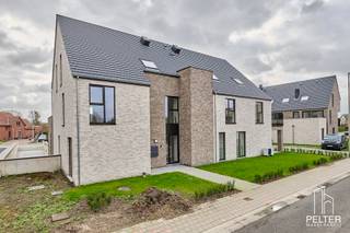 <p><span>Met trots stellen wij u het nieuwbouwproject </span><strong><span>“De Lepelaar”</span></strong><span> voor, gelegen op een gunstige locatie aan het Boseind in Neerpelt.</span></p>
<p><span>Deze stijlvolle residentie bevindt zich op de hoek van de Lepelstraat en het Boseind en omvat </span><strong><span>12 ruime appartementen</span></strong><span>, verdeeld over twee gebouwen. Daarnaast beschikt het project over 18 ondergrondse autostaanplaatsen en 13 privatieve kelders.</span></p>
<p><span>Dankzij de centrale ligging geniet u van een uitstekende bereikbaarheid en bevinden tal van voorzieningen zich op wandelafstand. Zo liggen diverse handelszaken, waaronder een bakker, slager, krantenwinkel, apotheek, drankenhandel en supermarkt, vlakbij. Ook scholen, een bushalte en het treinstation zijn vlot bereikbaar.</span></p>
<h3><span>Appartement B1-1.3 – Lepelstraat 4 bus 4</span></h3>
<p><span>Dit </span><strong><span>ruime duplexappartement</span></strong><span> bevindt zich op de eerste en tweede verdieping van de residentie en biedt een aangename combinatie van ruimte, comfort en functionaliteit.</span></p>
<p><span>Het appartement beschikt over </span><strong><span>3 volwaardige slaapkamers</span></strong><span> en een uitzonderlijk ruim terras van maar liefst </span><strong><span>34,51 m²</span></strong><span>, waar u in alle rust kunt genieten van het buitenleven.</span></p>
<p><strong><span>Indeling eerste verdieping:</span></strong></p>
<p><span>Via de inkomhal bereikt u het afzonderlijke gastentoilet en de lichtrijke leefruimte met open keuken. De praktische berging zorgt voor extra opbergruimte.</span></p>
<p><strong><span>Indeling tweede verdieping:</span></strong></p>
<p><span>De overloop biedt toegang tot drie ruime slaapkamers, een badkamer en een apart toilet.</span></p>
<p>Adres: Lepelstraat 4 bus 4, 3910 Pelt<br /><br />Prijs:<br />Grondprijs: € 65.000 + 12 % registratierechten<br />Constructie: € 264.042,67 excl. BTW<br />Totaal: € 329.042,67 excl. BTW en registratierechten.</p>
<p>Registratierechten op de grond: € 7.800,00<br />BTW op constructie: € 55.448,96<br />Totale kost excl. berging en ondergrondse parking:<br />€ 392.291,63<br />Kosten berging en ondergrondse parking: € 28.770,00<br />Totale kost incl. berging en ondergrondse parking, excl. notariskosten en excl. aansluiting nutsvoorzieningen:<br />€ 421.061,63<br /><br />EPB: In aanvraag<br />Verwarming: warmtepomp<br />3 individuele zonnepanelen<br /><br />Bij interesse mag u contact opnemen via: <br />info@peltermakelaardij.be of 011 93 60 60</p>