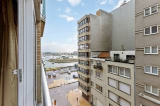 <p><span>In de residentie Westerly vindt u op de 5de verdieping de ruime en lichtrijke studio met zicht naar de jachthaven en de zee.</span></p><p><span>Deze studio blinkt uit door zijn praktische indeling, mooie gevelbreedte en het ruimtelijk gevoel.</span></p><p><span>De leefruimte bestaat uit een gezellig salon, eettafel en de open ingerichte keuken.</span></p><p><span>In de afzonderlijke slaaphoek vinden we een 2-persoonsbed. </span></p><p><span>De slaaphoek kan indien gewenst worden geïntegreerd in de leefruimte. </span></p><p><span>Badkamer met douche, lavabomeubel en toilet.  </span></p><p><span>De studio wordt elektrisch verwarmd, is afgewerkt met pvc-profielen met dubbele beglazing en geniet van een gunstig epc. </span></p><p><span>De residentie beschikt over een gemeenschappelijke fietsenstalling, privatieve kelders en een tweede ingang via de Franchommelaan (jachthaven). </span></p><p><span> </span></p>