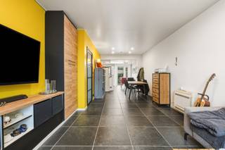 Te koop: instapklaar gesloten huis in de Vredestraat, Oostende, in een rustige residentiële buurt nabij scholen en openbaar vervoer. Dit charmante...