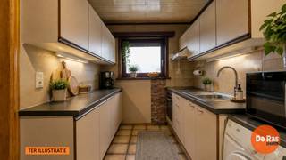 LOKEREN - Te renoveren woning met 2 slpks, garage en tuin<br /><br />Bent u op zoek naar een woning met potentieel die u volledig naar eigen smaak kan renoveren? Dan is deze praktische woning, zeker een bezoek waard!<br /><br />Deze woning beschikt op het gelijkvloers over een inkomhal met gastentoilet, een ruime leefruimte met haard en een ingerichte keuken. Verder vindt u een badkamer en twee volwaardige slaapkamers.<br /><br />Daarnaast is er een inpandige garage, wat zorgt voor extra comfort en bergruimte. Buiten geniet u van een aangenaam tuintje.<br /><br />De woning is vandaag perfect bewoonbaar, maar dient gerenoveerd te worden om te voldoen aan de huidige normen. Dit biedt u de ideale kans om de woning volledig naar eigen wensen en energie-eisen te moderniseren.<br /><br />Momenteel is de woning verhuurd, de huurder wenst te blijven indien mogelijk wat de woning ook ideaal maakt als investering, uiteraard kan het huurcontract opgezegd worden voor eigen bewoning.<br /><br />Centrale ligging met een vlotte bereikbaarheid.<br /><br />Voor meer informatie of een bezoek, kan u ons steeds contacteren: 053/60.65.66