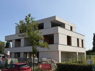 Nieuwbouw kantoor of praktijkruimte van ca 200m² in standingvol gebouw. 4 Parkeerplaasten. Beschikbaar najaar 2026<br /><br />BESCHRIJVING:<br />- Casco kantoor of praktijkruimte<br />- Casco afwerking laat toe de ruimte volledig naar eigen wens in te richten <br />- Afspraken m.b.t. verdere afwerking kunnen gemaakt worden<br />- Nieuwbouw in oprichting<br />- 4 à 5 gereserveerde parkeerplaatsen inbegrepen<br />- kelderberging<br />- Zeer zichtbaar gelegen hoekpand (Hoek Kapellensteenweg - Foxemaatstraat)<br />- Goede bereikbaarheid (Bushalte kwasi voor het gebouw)<br />- Beschikbaar casco ca september 2026<br />- Onroerende voorheffing en gemeenschappelijke kosten ten laste van de huurder<br />- Voor meer info: info@devavastgoed.be