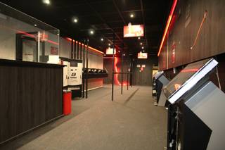 Handelspand (82,68 m²) onmiddellijk beschikbaar. Het pand beschikt ook over een ruime kelder van 68 m² met trap vanuit het pand. Achter...