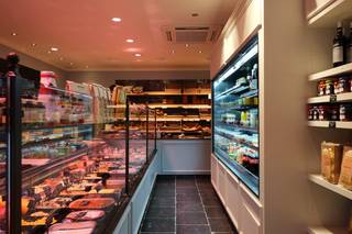 Te Huur: Commercieel Pand met Duplex-Appartement - Traiteur De Bourgondiër, DammeBent u klaar om uw culinaire droom te verwezenlijken op...