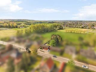 Gelegen nabij het strategisch rondpunt van Rotselaar en de nabijheid van de E314 oprit Holsbeek/Rotselaar maken dit pand bijzonder aantrekkelijk voor wie op zoek is naar een woning met potentieel in een goed bereikbare omgeving.<br /><br />Bij het betreden van de woning kom je binnen in een ruime inkomhal die toegang biedt tot de leefruimte en eetplaats. Deze open en lichtrijke ruimtes vormen het hart van de woning en bieden tal van mogelijkheden voor een moderne herinrichting.<br />Aansluitend vind je de keuken die net als de eetplaats uitkijkt op de veranda en tuin. Via de nachthal bereiken we de badkamer en 3 slaapkamers. <br />De kleinste is momenteel in gebruik als bibliotheek.<br /><br />De woning beschikt ook over een garage die bereikbaar is via de buitenzijde, wat extra opslag- of parkeermogelijkheden biedt. De diepe tuin biedt heel wat variatie: terrasjes en grasstroken met voldoende privacy afwisselend met een strook met volwassen bomen en het achterliggend bosgedeelte.<br /><br />Indeling: <br />Inkom met toilet, leefruimte, eetplaats en keuken. Nachthal met 3 slaapkamers en badkamer, veranda, terras, garage. Diepe tuin dewelke vanaf de middag zon heeft.<br /><br />Bijzonderheden:<br />- momenteel is er renovatieplicht maar het dak wordt binnenkort ontmost en de zoldervloer geïsoleerd.<br />- CV op stookolie.