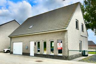 Deze rustig en landelijk gelegen woning ligt aan de grens van Nederland en heeft de volgende indeling: Inkomhal met gastentoilet, een...