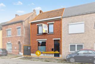Ben je op zoek naar een gezellige woning met potentieel? Dan is deze <strong>knusse woning in Wachtebeke</strong> misschien wel jouw nieuwe thuis!<br /><br />De woning beschikt over <strong>2 slaapkamers, een vernieuwde badkamer en een functionele keuken</strong>. Achteraan geniet je van een <strong>tuintje,</strong> dat ideaal is om te ontspannen, te barbecueën of kinderen veilig buiten te laten spelen.<br />Deze woning is bijzonder geschikt voor een koppel, alleenstaande of startend gezin. Bovendien geniet je van een gunstige ligging, dicht bij winkels, scholen, openbaar vervoer en andere voorzieningen.<br /><br />De woning beschikt momenteel over een <strong>EPC-label F</strong>. Voor woningen met EPC-label E of F geldt in Vlaanderen een <strong>renovatieverplichting</strong>: de nieuwe eigenaar dient de woning <strong>binnen 6 jaar </strong>na de authentieke akte energetisch te renoveren tot minstens EPC-label D. <br />Dit biedt meteen ook een mooie opportuniteit om de woning volledig naar eigen smaak én hedendaagse energienormen verder te renoveren.<br /><br />Kortom: een charmante starterswoning met 2 slaapkamers, een vernieuwde badkamer, een gezellig tuintje en tal van mogelijkheden, op een vlot bereikbare locatie in Wachtebeke.<br /><br />Heb je interesse in deze woning? Schrijf je dan snel in voor de bezoekdag op:<strong> 10/09/2026 van 17h-19h</strong>.<br /><strong>LET OP: AFSPRAAK IS VERPLICHT! Bellen kan op: 0492 97 47 00</strong>