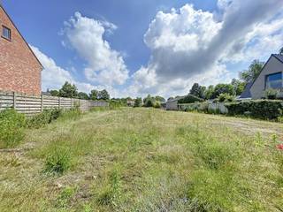 LOCATION :Situé le long du côté nord de l'Oostveldstraat, ce terrain à bâtir se trouve dans un quartier calme à proximité du centre d'Eeklo. Les...